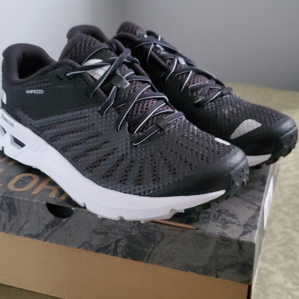 NIB north face ampesso 7.5 black sneakers